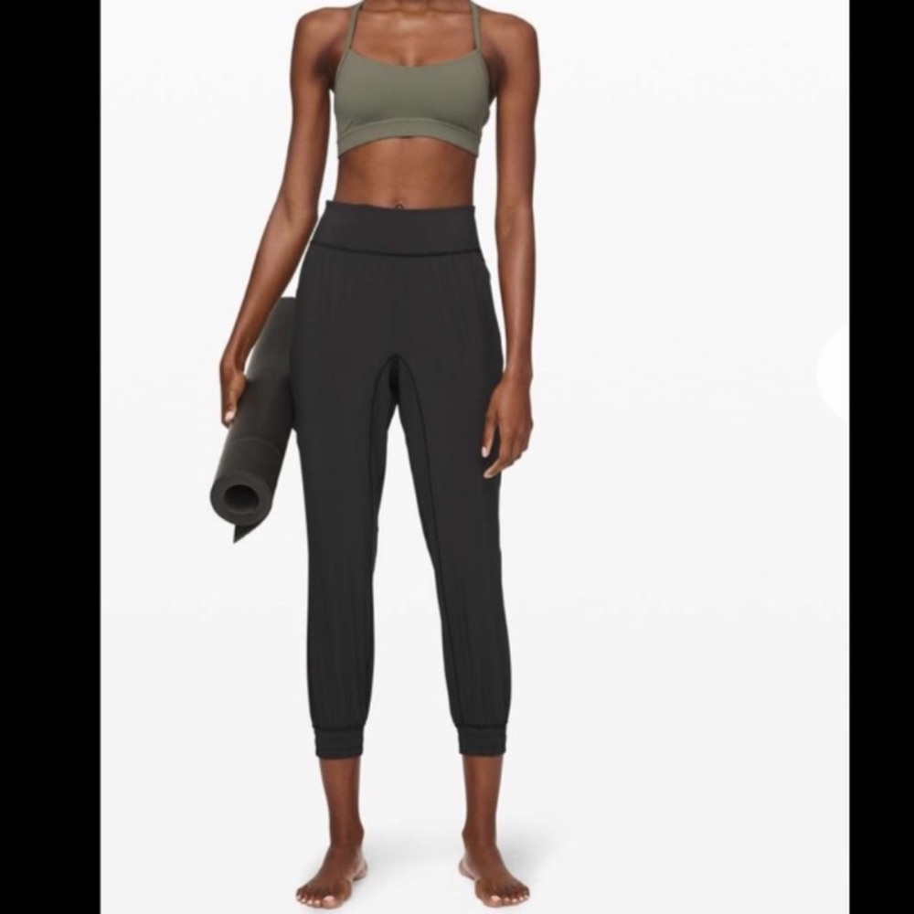 Lululemon Sun Setter Jogger 28"
Black size 8